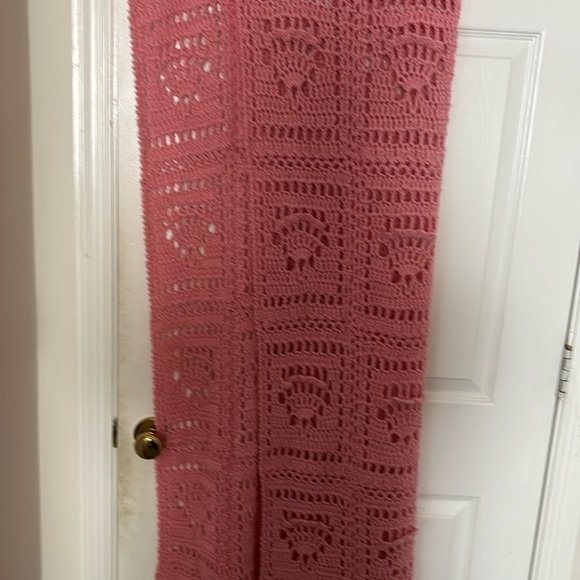 Hand made Pink crocheted blanket - Picture 1 of 3